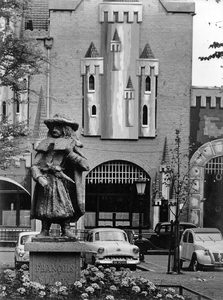 361246 Afbeelding van het beeld van François Villon op het Janskerkhof te Utrecht tijdens de viering van het 65ste ...